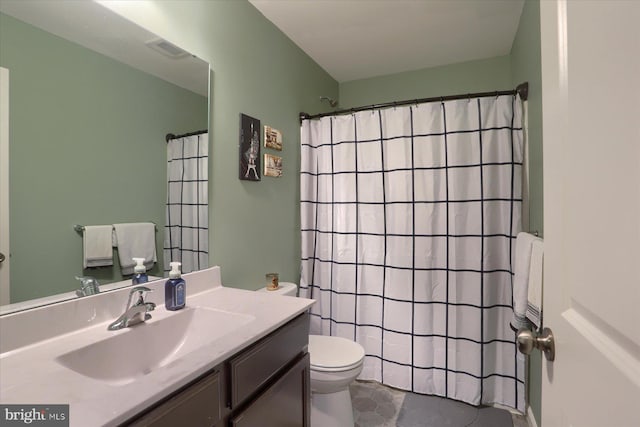 full bath with visible vents, vanity, toilet, and a shower with curtain