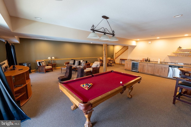 recreation room with recessed lighting, wine cooler, carpet flooring, indoor wet bar, and baseboards