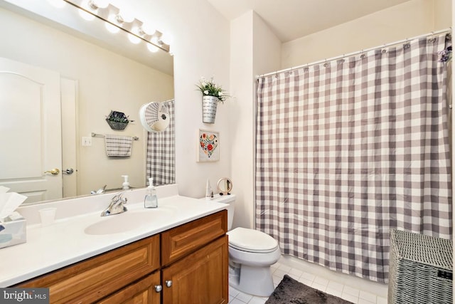 full bath featuring tile patterned floors, a shower with shower curtain, toilet, and vanity