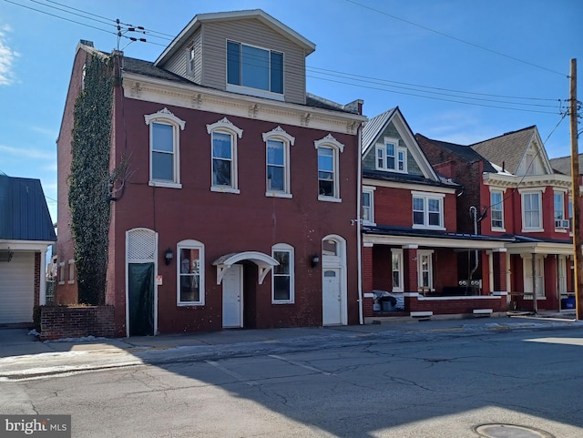 view of front facade featuring a porch