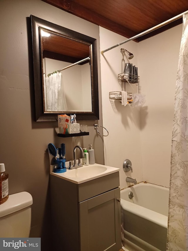 full bathroom featuring toilet, shower / bathtub combination with curtain, and vanity