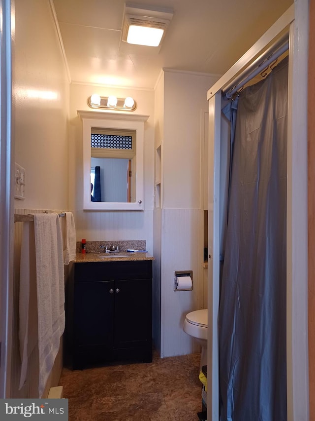 full bath with ornamental molding, curtained shower, vanity, and toilet