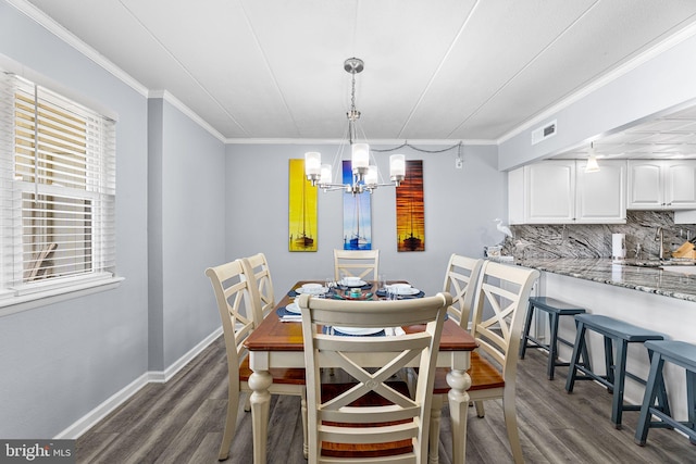 dining space with dark wood-style floors, baseboards, visible vents, crown molding, and a chandelier