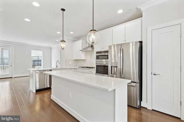 kitchen featuring dark wood-type flooring, a peninsula, stainless steel appliances, crown molding, and backsplash