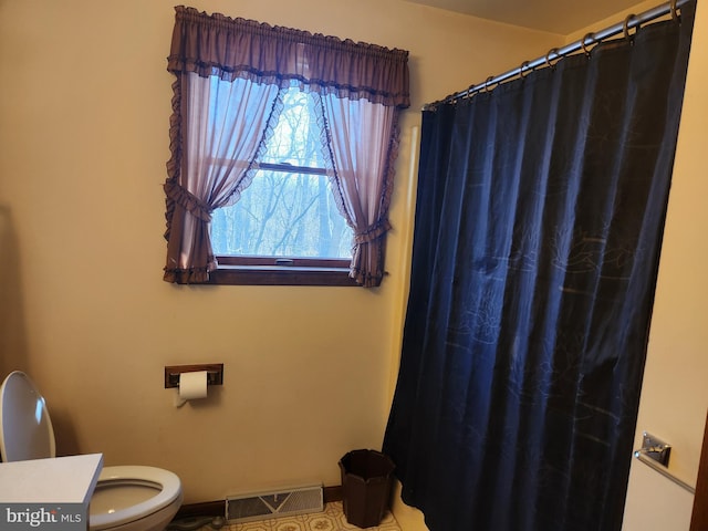 full bath with toilet, baseboards, visible vents, and a shower with shower curtain