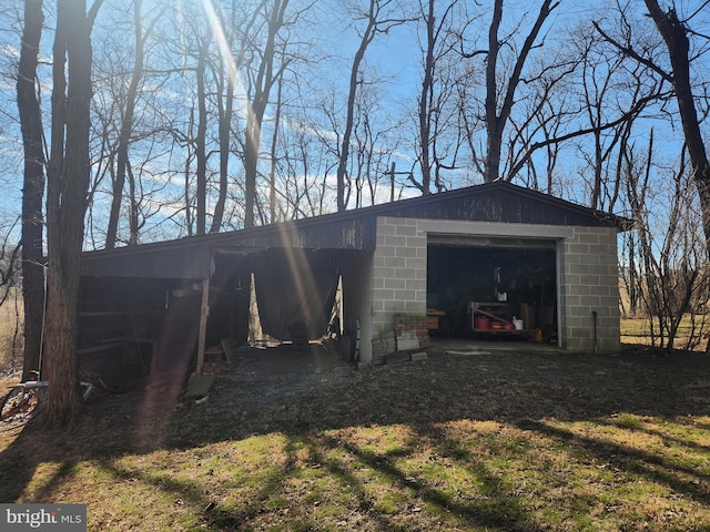 view of pole building featuring driveway