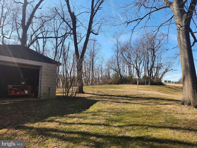 view of yard featuring an outdoor structure