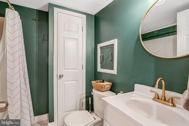 bathroom with vanity, a shower with shower curtain, and toilet