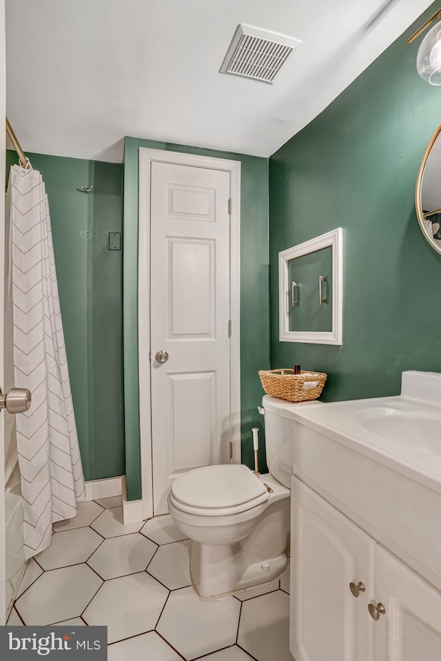 full bath featuring vanity, a shower with shower curtain, toilet, and visible vents