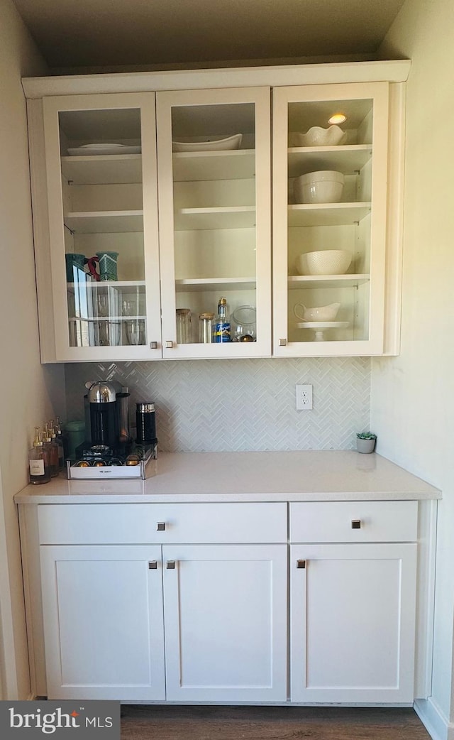 bar featuring decorative backsplash