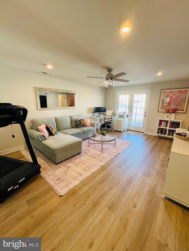 living area with visible vents, baseboards, hardwood / wood-style flooring, ceiling fan, and recessed lighting