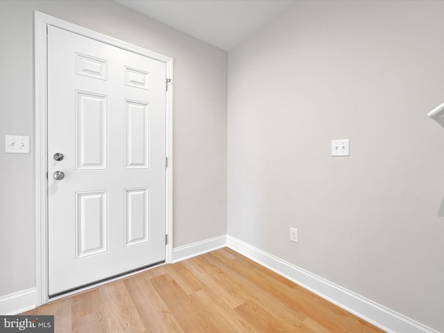 foyer featuring light wood-style floors and baseboards