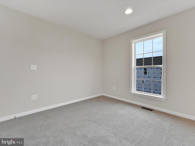 carpeted spare room with baseboards, visible vents, and recessed lighting