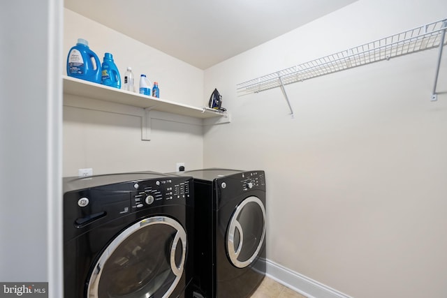 laundry room with laundry area, independent washer and dryer, baseboards, and light tile patterned floors