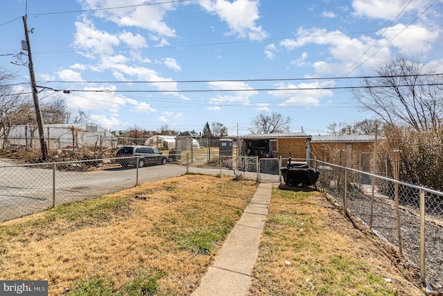 view of front of property featuring a front lawn and fence