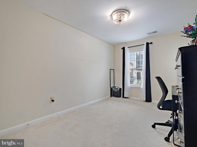 workout room featuring carpet, visible vents, and baseboards