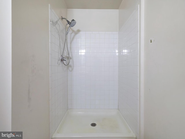 full bathroom featuring a tile shower