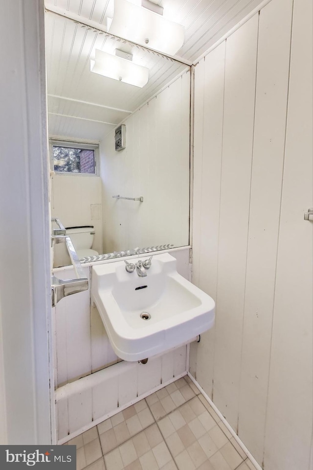 bathroom featuring a sink