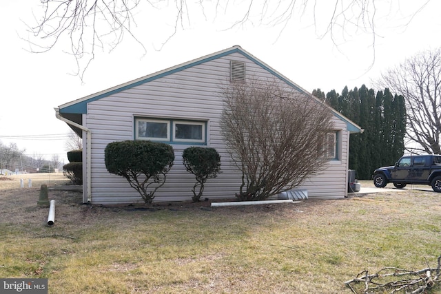 view of side of property featuring a lawn