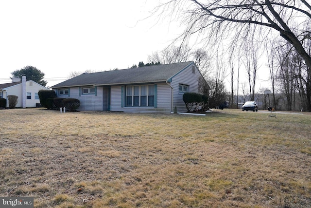 view of front facade with a front lawn