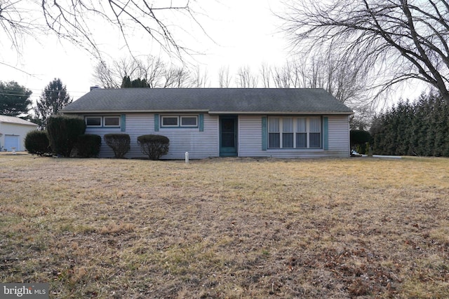 ranch-style house featuring a front lawn