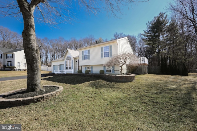 view of front of home featuring fence and a front lawn