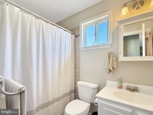 full bathroom featuring curtained shower, toilet, and vanity