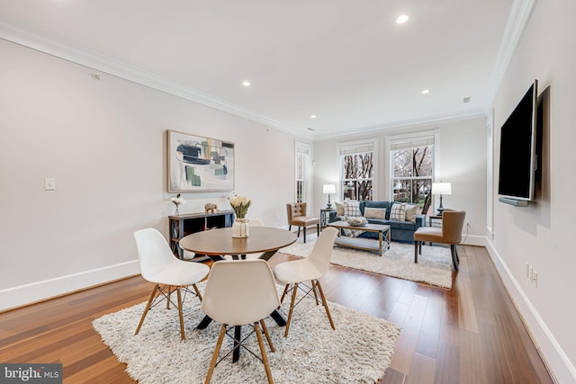 dining area featuring baseboards, recessed lighting, hardwood / wood-style flooring, and crown molding