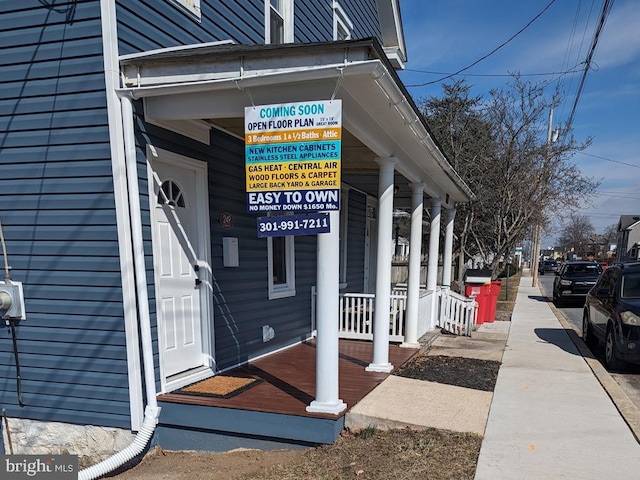 property entrance featuring a porch