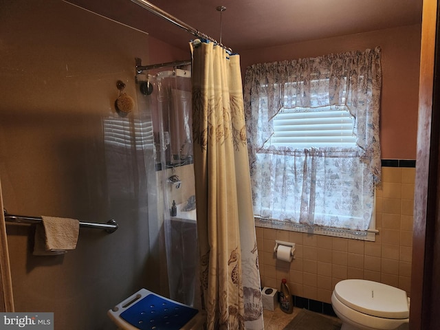 full bathroom featuring toilet, tile walls, and a shower with shower curtain