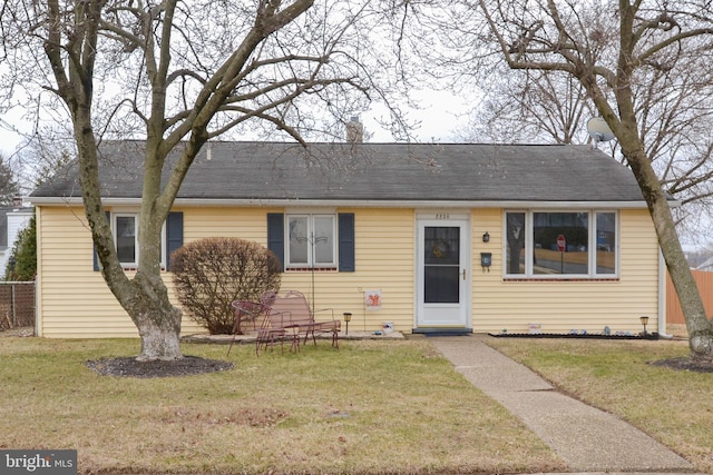 view of front of home featuring a front yard and fence