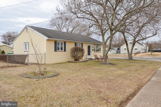 view of front of property featuring a front lawn and fence