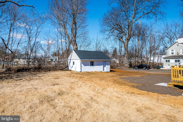 view of yard with an outbuilding