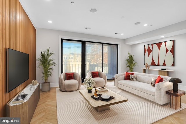 living area featuring baseboards, visible vents, and recessed lighting