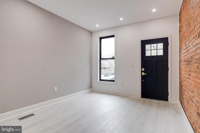 foyer entrance featuring recessed lighting, visible vents, light wood-style flooring, and baseboards