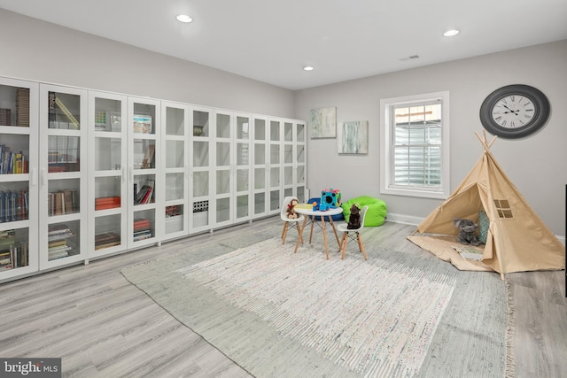 7911 Fort Hunt Rd, Alexandria, VA 22308 - recreation room with wood finished floors, recessed lighting, and baseboards