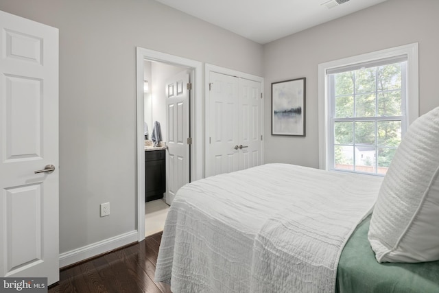 7911 Fort Hunt Rd, Alexandria, VA 22308 - bedroom featuring dark wood-style floors, baseboards, ensuite bathroom, and a closet