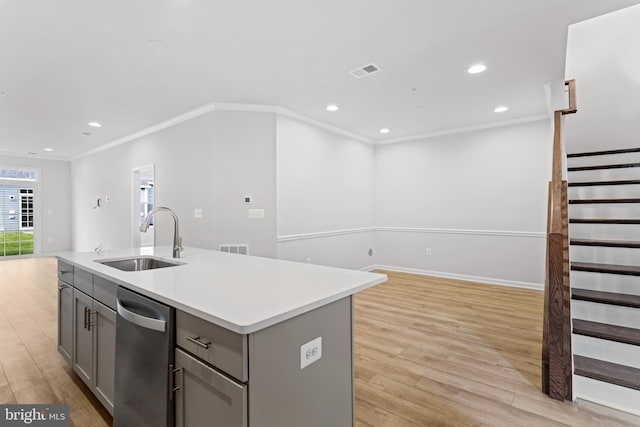 kitchen with visible vents, open floor plan, gray cabinetry, light wood-style floors, and a sink