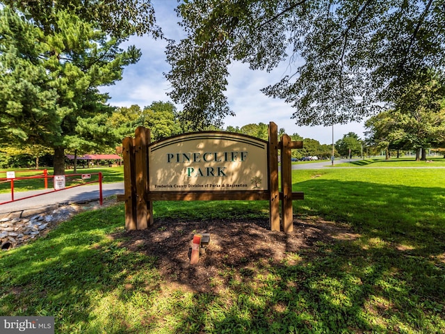 community / neighborhood sign with a yard