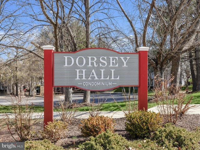 view of community / neighborhood sign