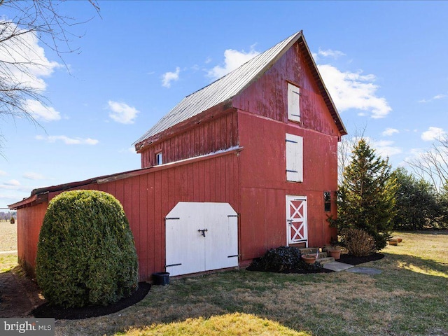 view of barn with a yard