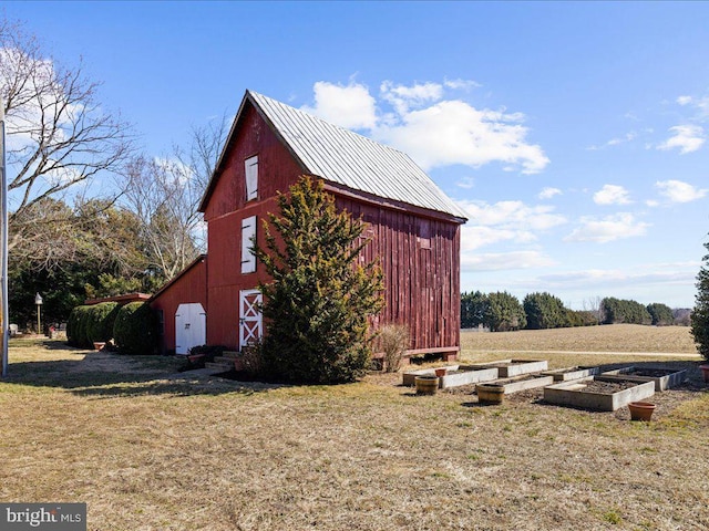 view of barn featuring a yard