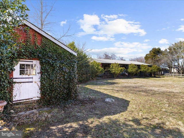 view of yard featuring an outdoor structure