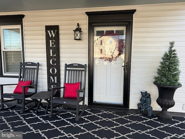 entrance to property featuring covered porch