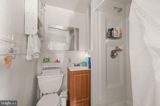 bathroom with curtained shower, vanity, and toilet