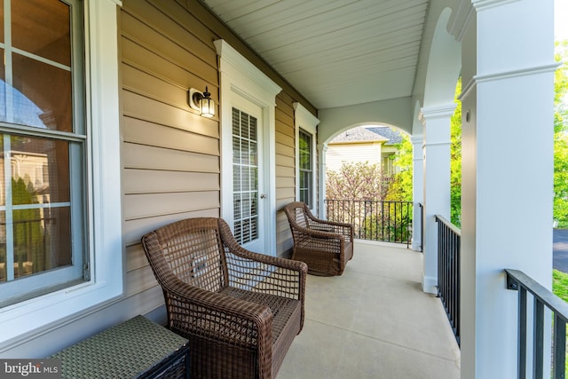 balcony featuring covered porch