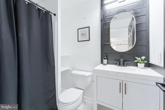 full bathroom featuring toilet, a shower with curtain, and vanity