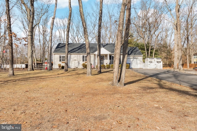 ranch-style house with driveway