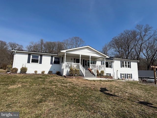 view of front facade featuring a front yard and covered porch