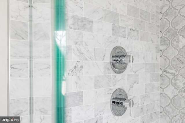 room details featuring a tile shower